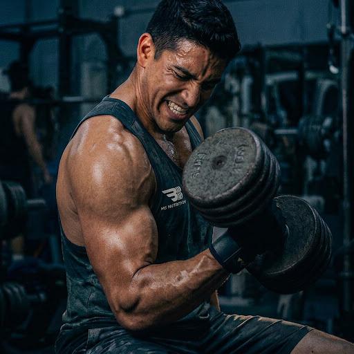 Hombre levantando una mancuerna en el gimnasio